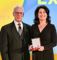 LAF CEO Barbara Deutsch receives the Medal of Excellence from ASLA President Shawn Kelly