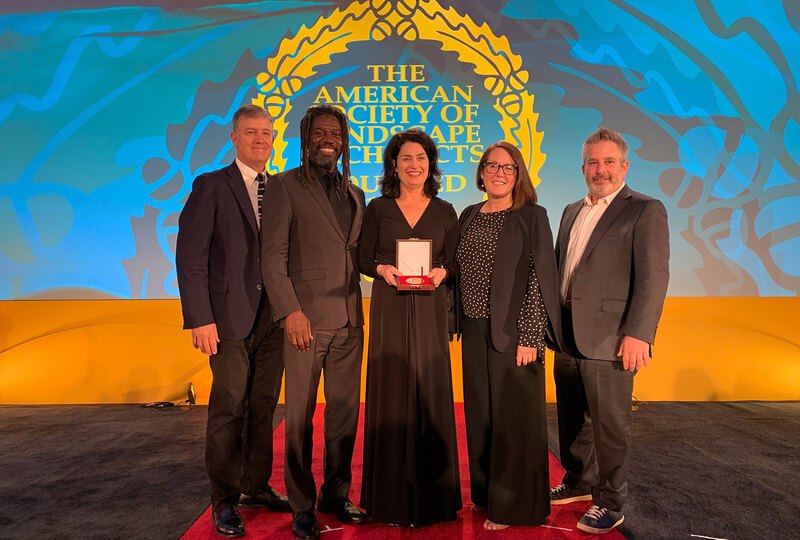 LAF's Barbara Deutsch and 4 past presidents receiving the ASLA Award of Excellence