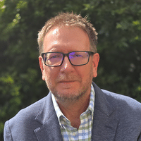 headshot photo of Tim Siedlecki